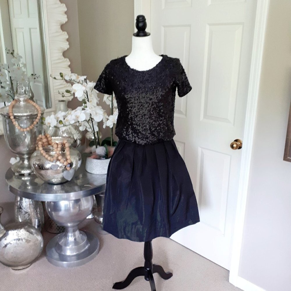 EUC Banana Republic black fit & flare pleated skirt, 2